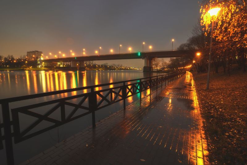 Дождливый вечер в парке фото превью