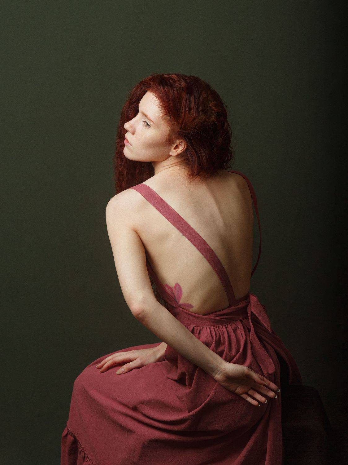 рыжая девушка, профиль, студия, татуировка, Оксана Ведмеденко