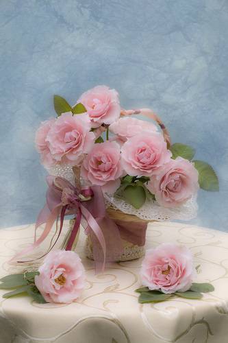 Нежные розы в корзинке