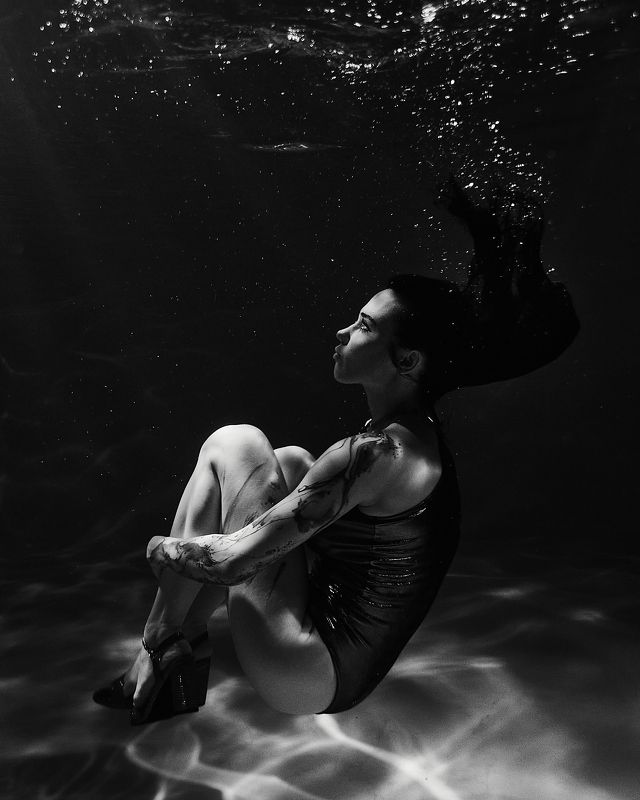 подводой, подводнаяфотосессия, подводноефото, черно-белое  фото превью