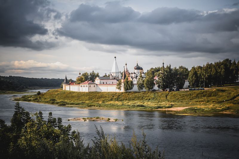 На берегу реки. фото превью