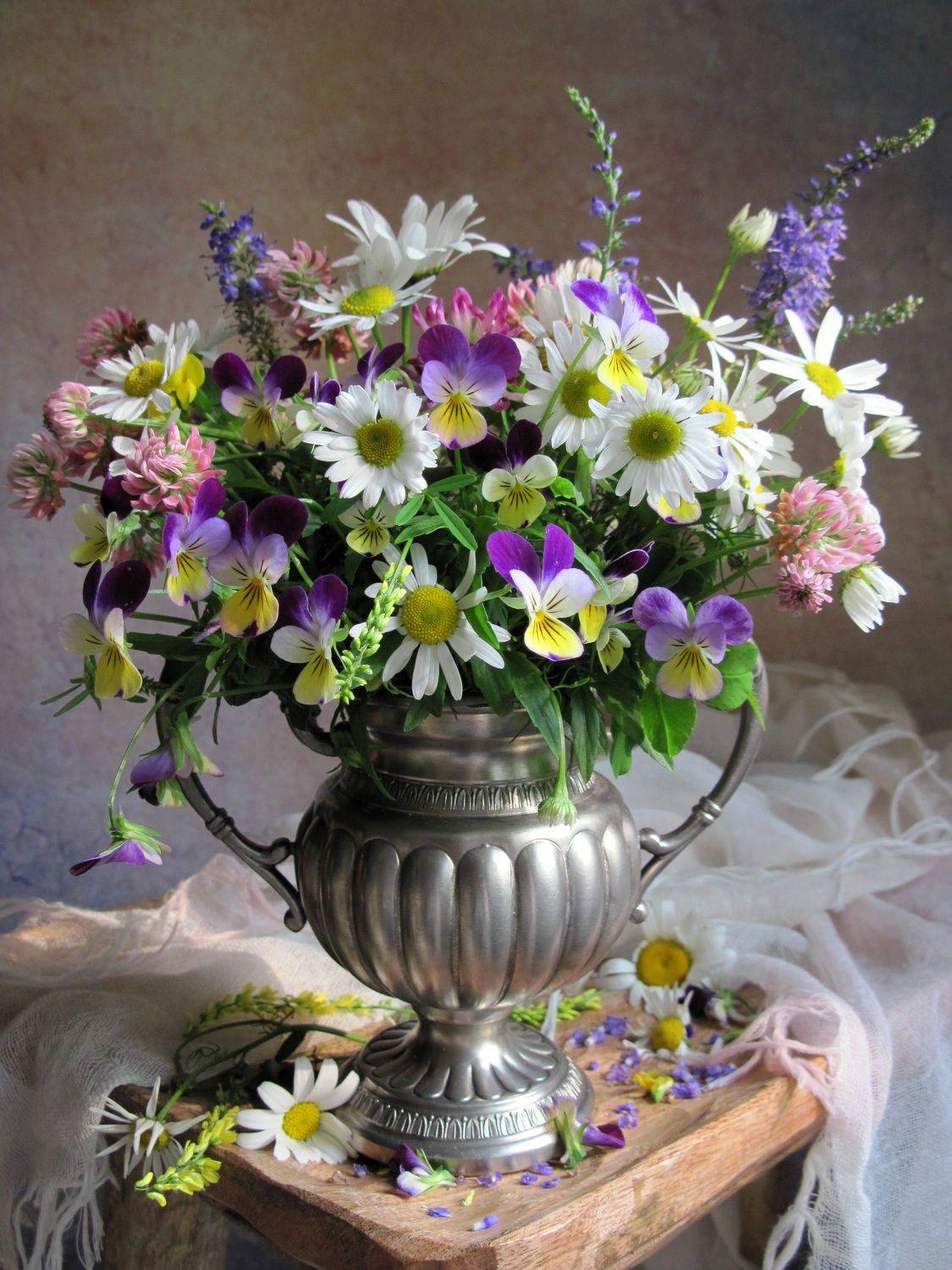 цветы, букет, анютины глазки, виола, ромашки, клевер, ваза, латунь, винтаж, Наталия Тихомирова