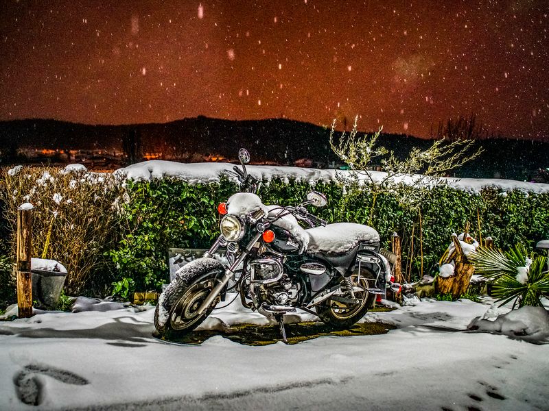 Street Motorcycle in the snow фото превью