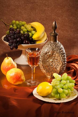 Натюрморт с фруктами на коричневом фоне