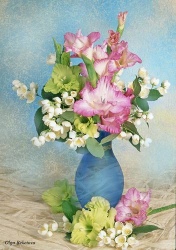 Гладиолусы в синей вазе