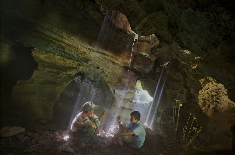 #light ray#children#play#cave game in the cave фото превью