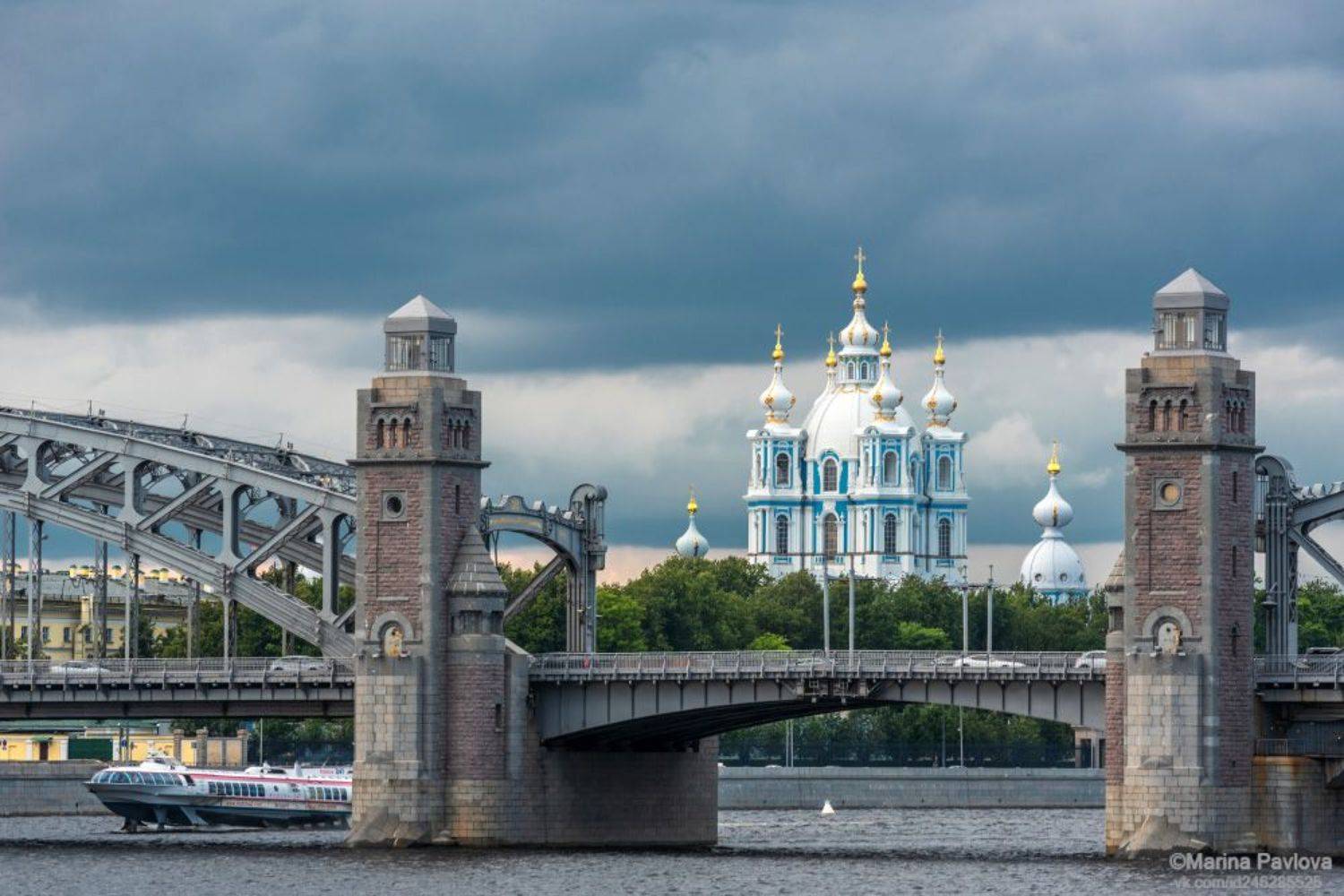 город, городской пейзаж, архитектура, санкт - петербург,  большеохтинский мост, вечерний петербург, уличная фотография, стрит фото, храмы петербурга, смольный собор, nikon, Павлова Марина