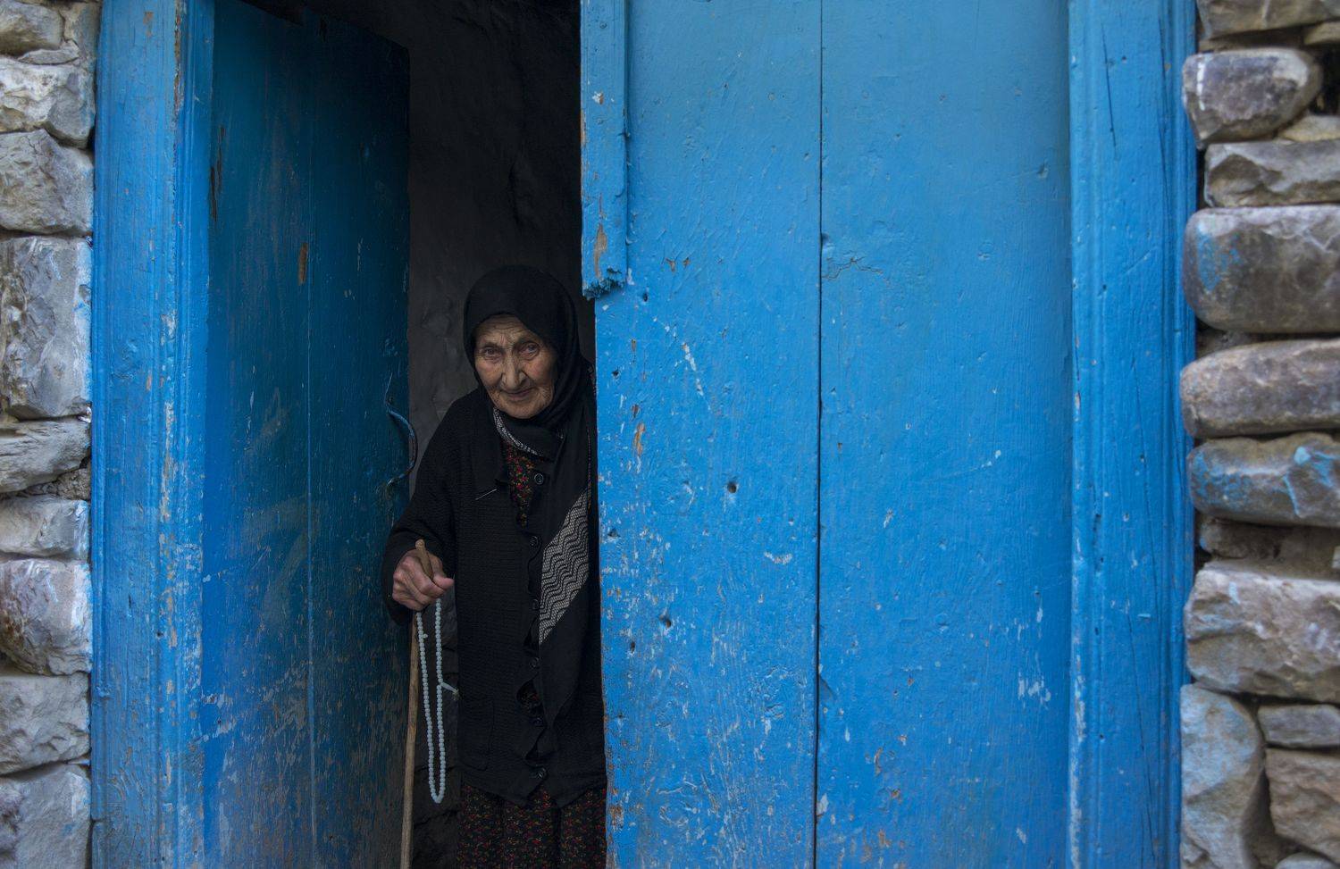 портет, люди, человек, горцы, дагестан, гуниб, корода, село, аул, дом, стена, камень, дверь, традиция, глаза, взгляд, бабушка, путешествие, кавказ, Сергей Козлов
