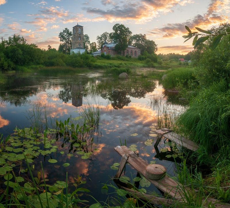 У реки фото превью