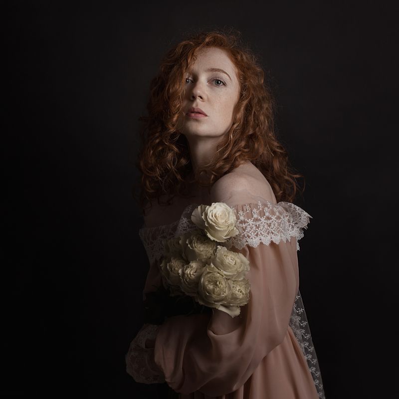 розы рыжая,файнарт арт, художественный портрет, кружева, кудри, локоны, веснушки, гампир, античность, рыжая девушка, белые розы, цветы Света фото превью