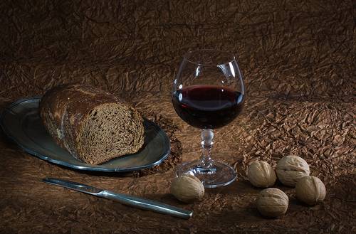 Натюрморт с вином и грецкими орехами