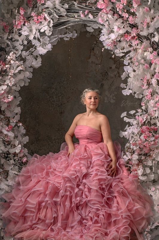 Женский портрет в цветах Флора фото превью