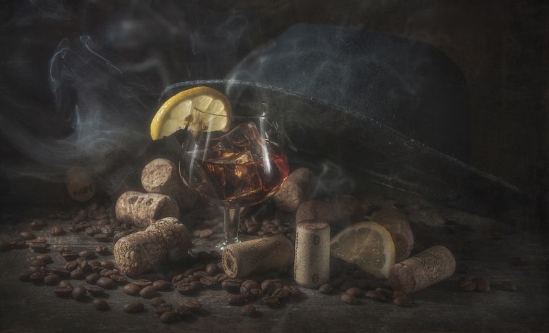 коньяк,сигара,шляпа, долька, лимон,пробки,дым И долька лимона... фото превью