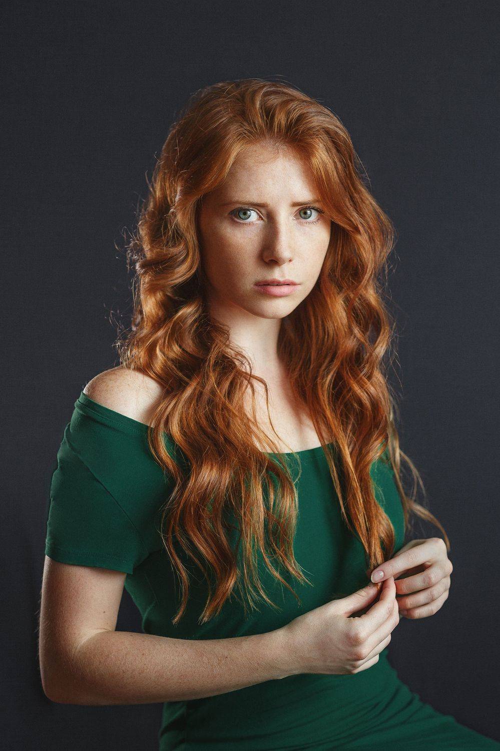Рыжая, веснушки, длинные волосы, кудри, зеленые глаза, студия, девушка, взгляд, Оксана Ведмеденко