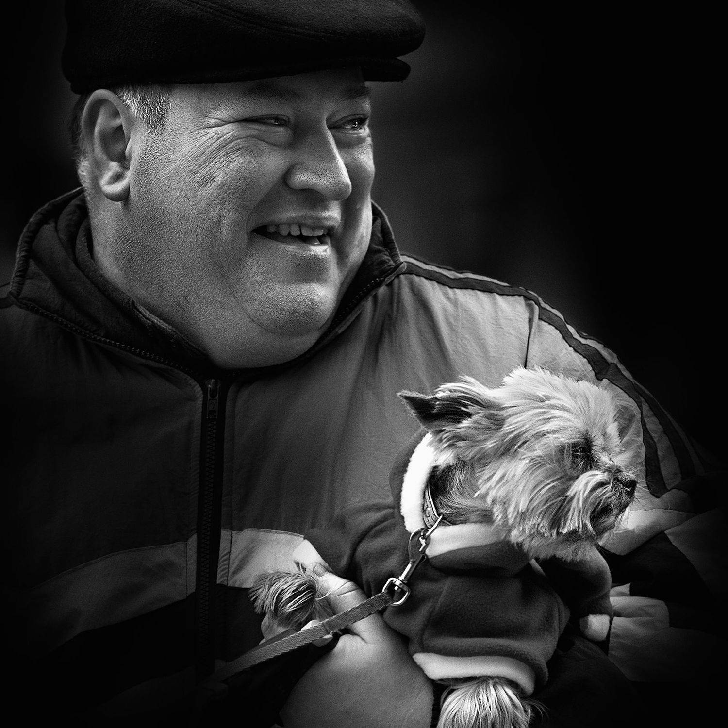 чб фото, уличное фото, уличный жанровый портрет, уличный мужской портрет, люди и собаки, Vera Trandina