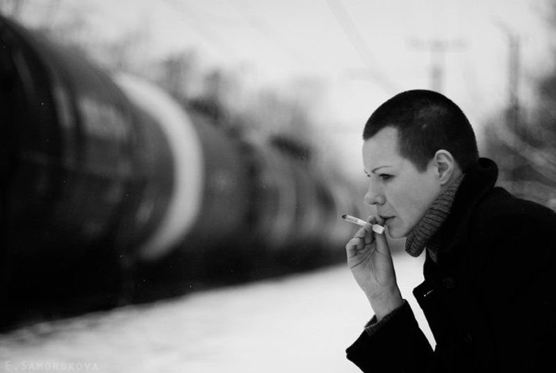 девушка, поезд, чб, беломор а мимо проезжают поезда... фото превью