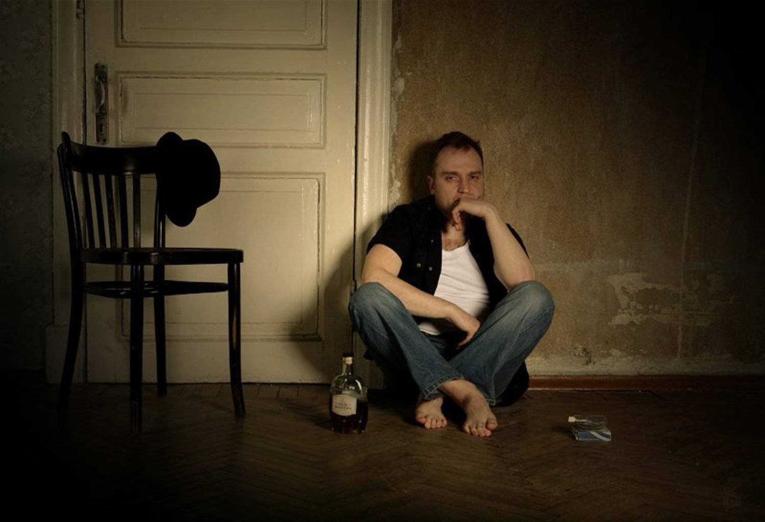 мужчина, молчание, взгляд, портрет, стул, размышления, коньяк, папиросы, тупик, Darn Cat