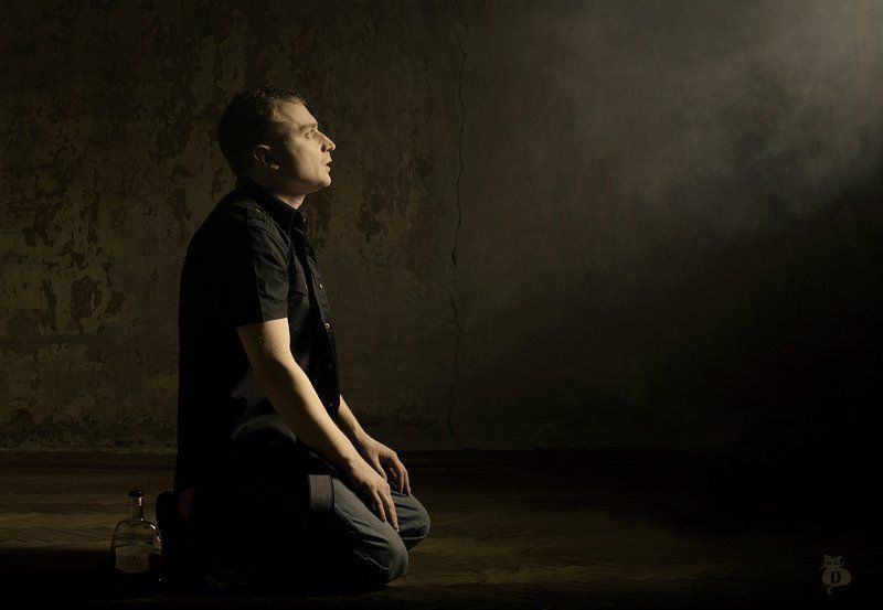 мужчина, молчание, взгляд, портрет, размышления, коньяк, свет, между, где-то Somewhere between фото превью