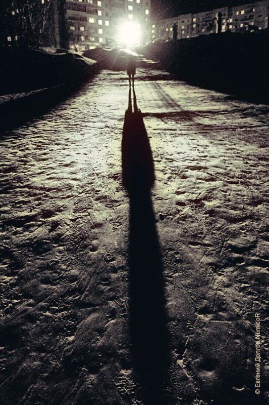 тень, свет, снег, ночь, зима, дома, город, силуэт, девушка  фото превью