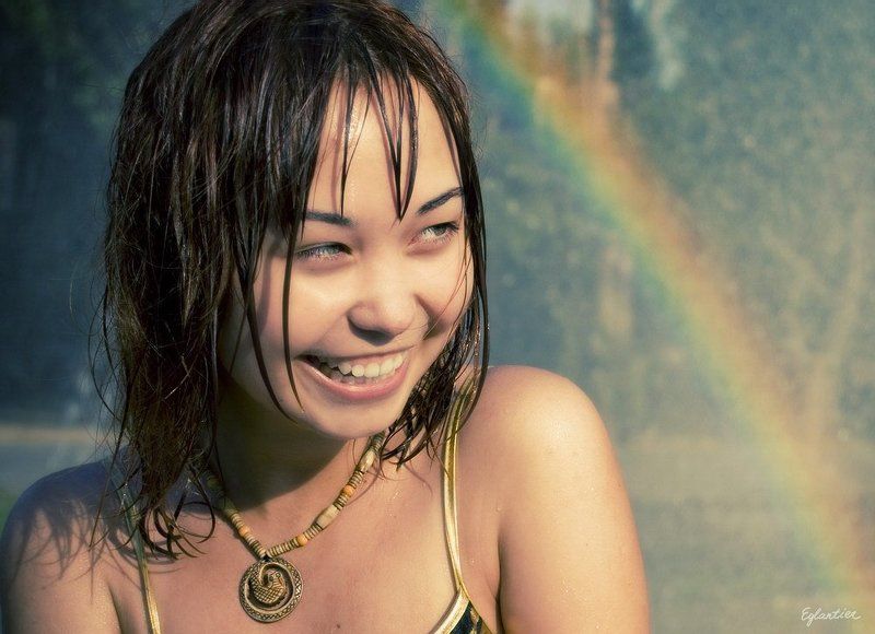 девушка, лето, фонтан, вода, брызги, радость, радуга Радуга! фото превью