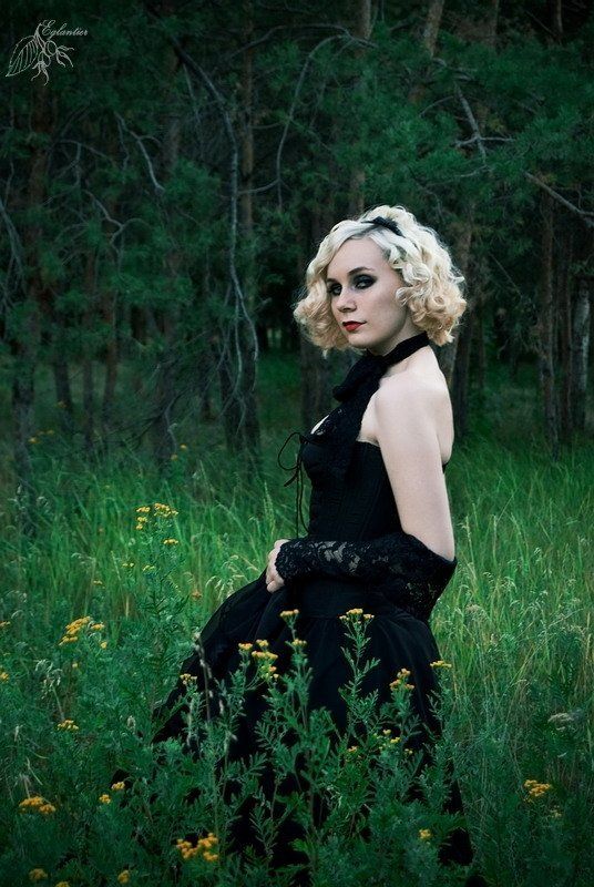 девушка, готика, лес, платье, трава, цветы Пойдем со мной? фото превью