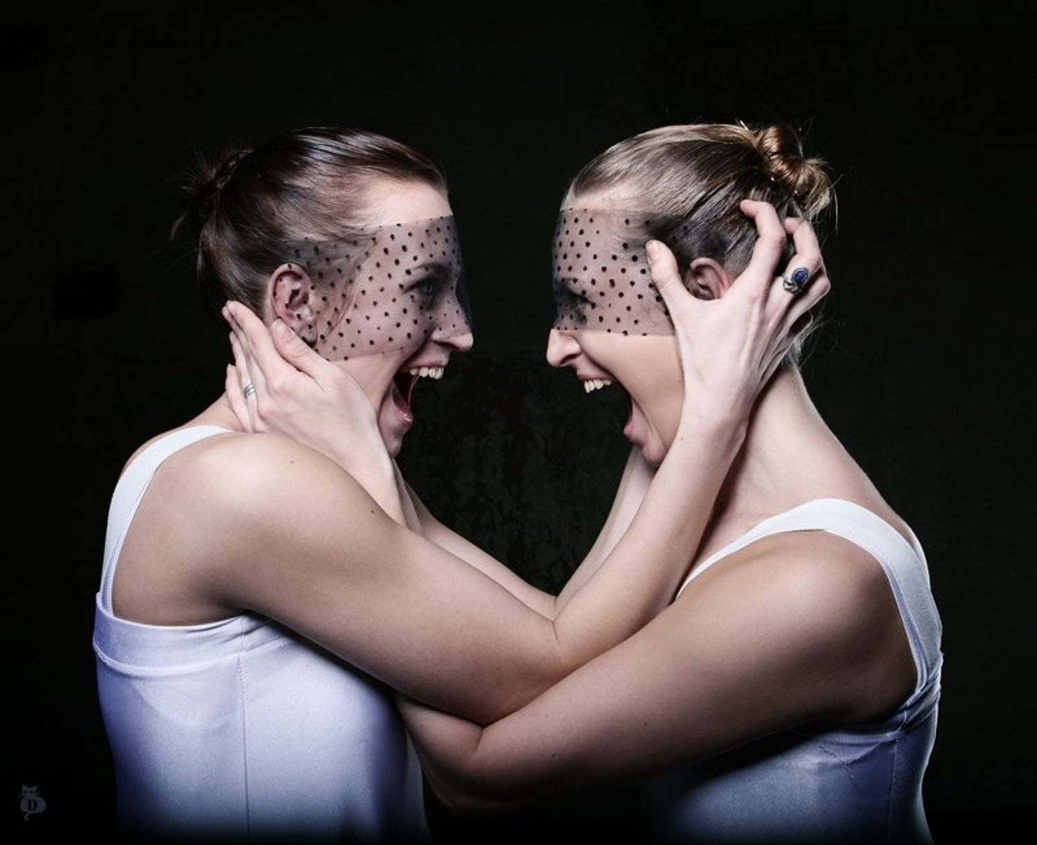 девушки, крик, невозможность молчать, отражение сознание, маски, спор, не удержать, Darn Cat