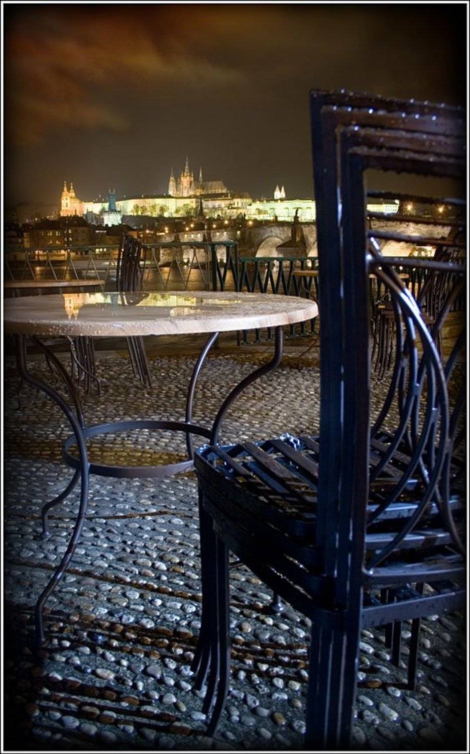 прага, дождь, кафе, стол, стулья, отражение, карлов, мост, Пётр Мусатов