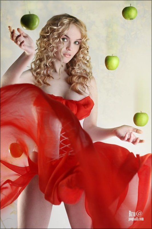 девушка, яблоко Лови! фото превью