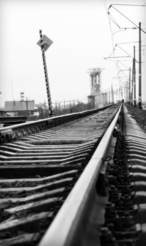 мост, железня дорога, шпалы, столбы, человек мост над туманным заливом... фото превью