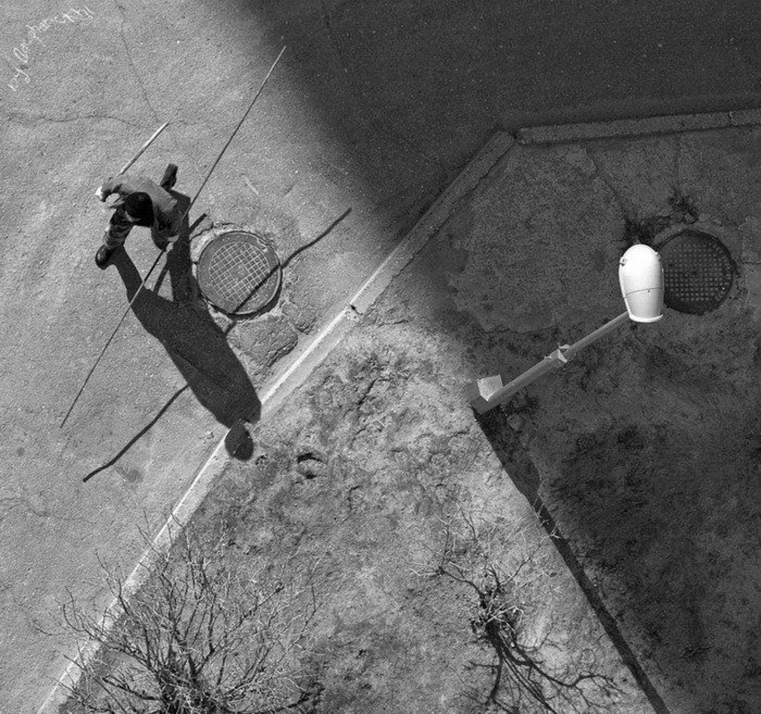 монтёр, металл, двор, тень, земля, асфальт, люк, фонарь, железяка, арматура, арматурина, бордюр, куст, фактура, Кирилл Брага