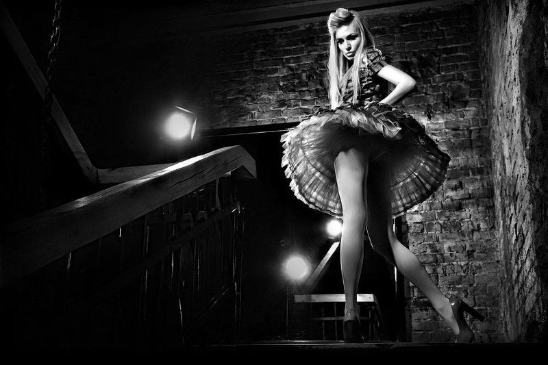 On the steps. фото превью