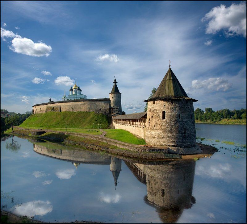 Летящий в облаках фото превью