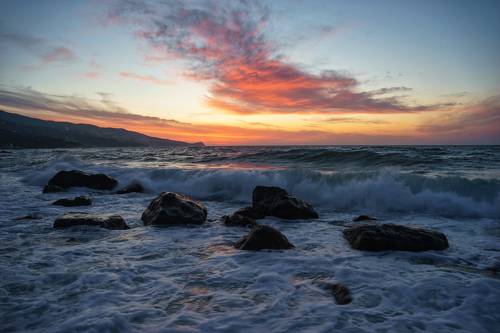 Зелёный мыс , Алупка . Шторм на рассвете .