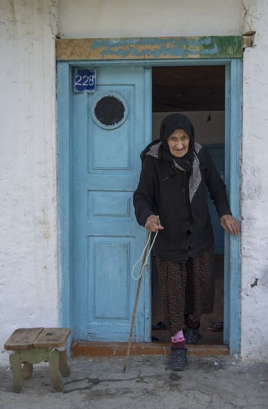 Кавказ, Дагестан, Гуниб, Корода, горцы, люди, портет, бабушка, лицо, взгляд, прогулка, шаг, дом, дверь. выход, путешествие, пешком На прогулку фото превью
