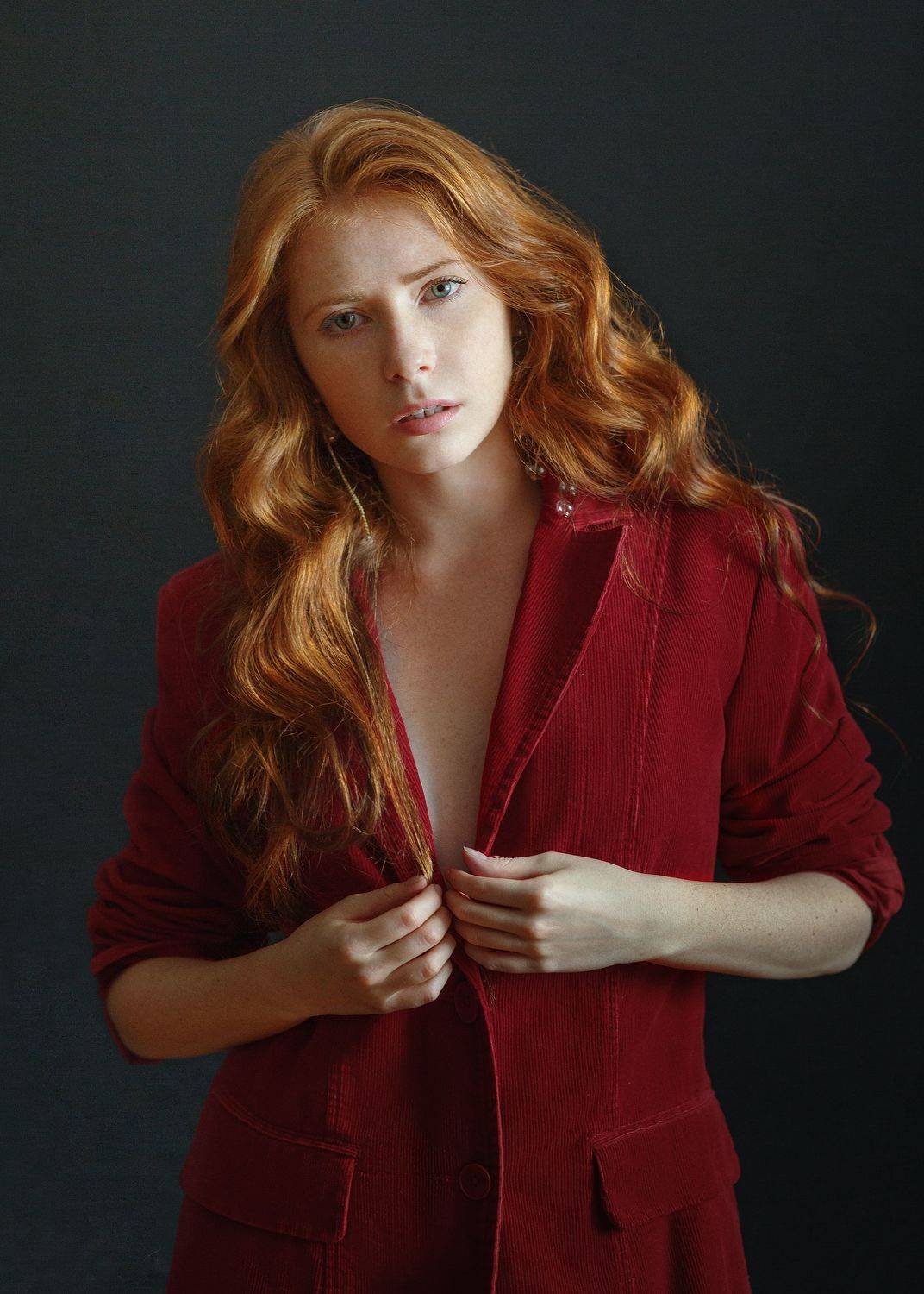 Рыжая, веснушки, длинные волосы, кудри, зеленые глаза, студия, девушка, взгляд, Оксана Ведмеденко