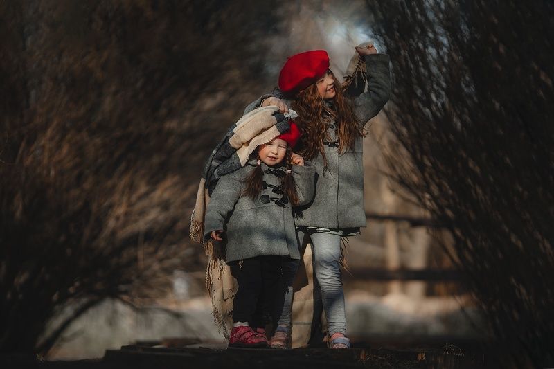 дети, прогулка, парк, весна, берет Красные береты фото превью