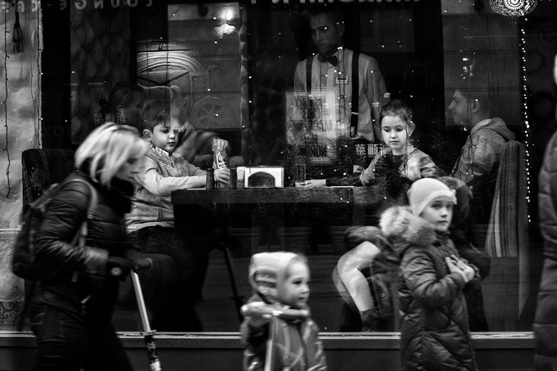 чб фото, уличное фото, стрит фото, городские картинки, дети, кафе Городские картинки. На Арбате фото превью