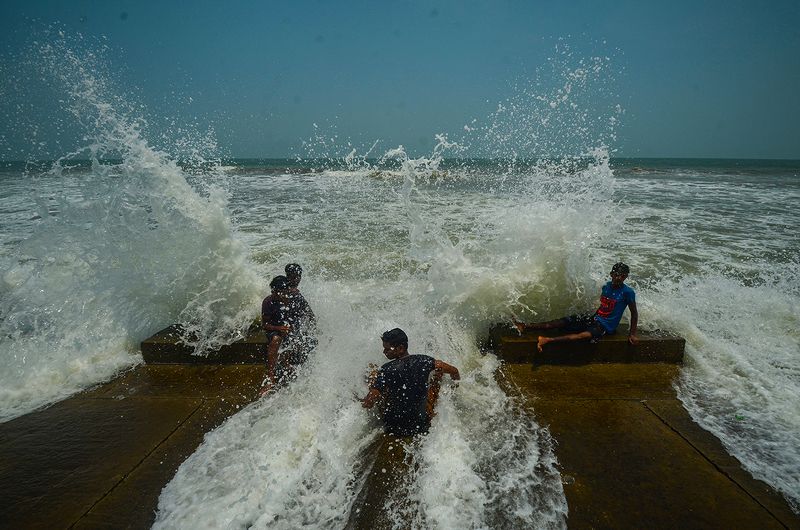 fun, funtime, bathing, tide, tidal wave, sea, seaside, sea beach, sea wave, water, splash, water splash Friends фото превью