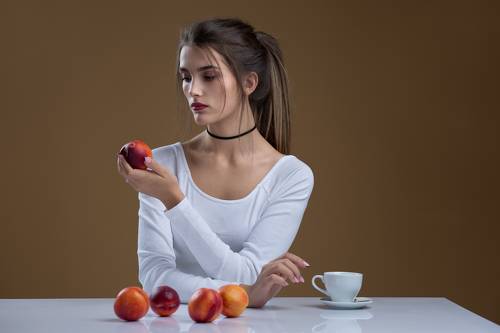 Девушка с персиками...