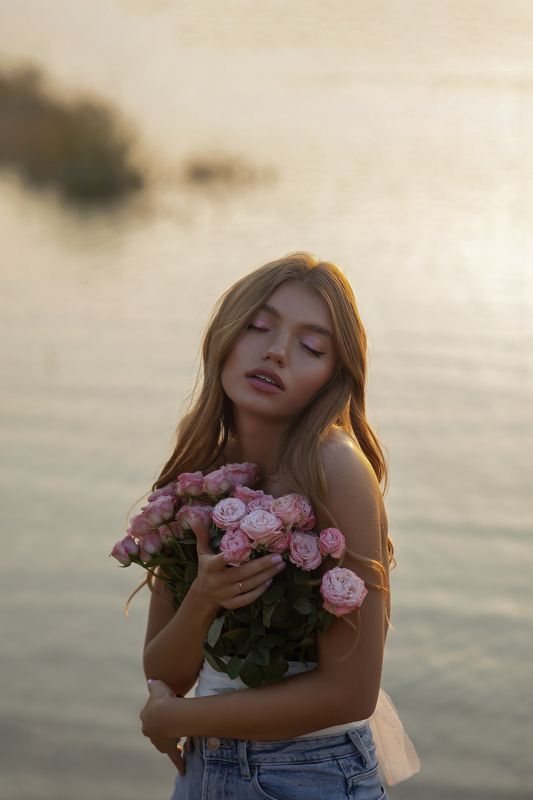 закат озеро девушка закат фото превью