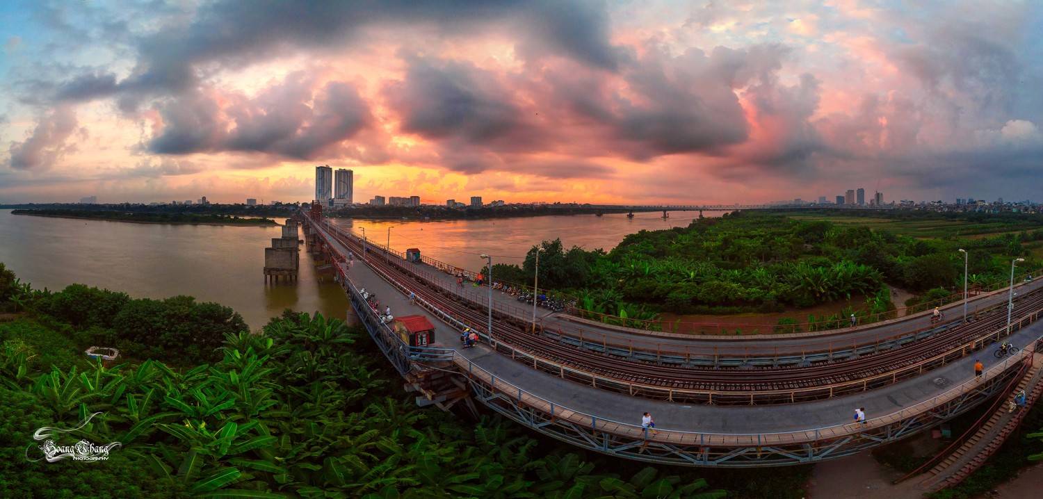 Dawn on the old bridge . Автор: Hoang Tat Thang , Hoang Tat Thang