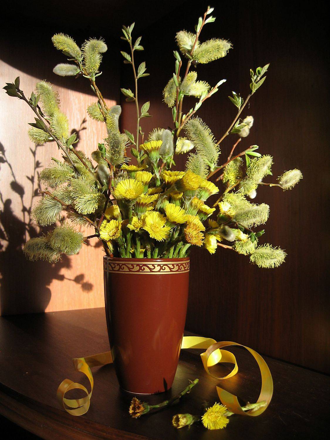 букет, цветы, ветки, ива, мать-и-мачеха, кружка, лента, Наталия Тихомирова