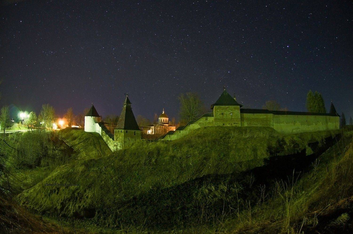 пейзаж, весна,ночь, город,псковская обл,монастырь, звёзды, башни, крепость, собор, Юрий Яковлев