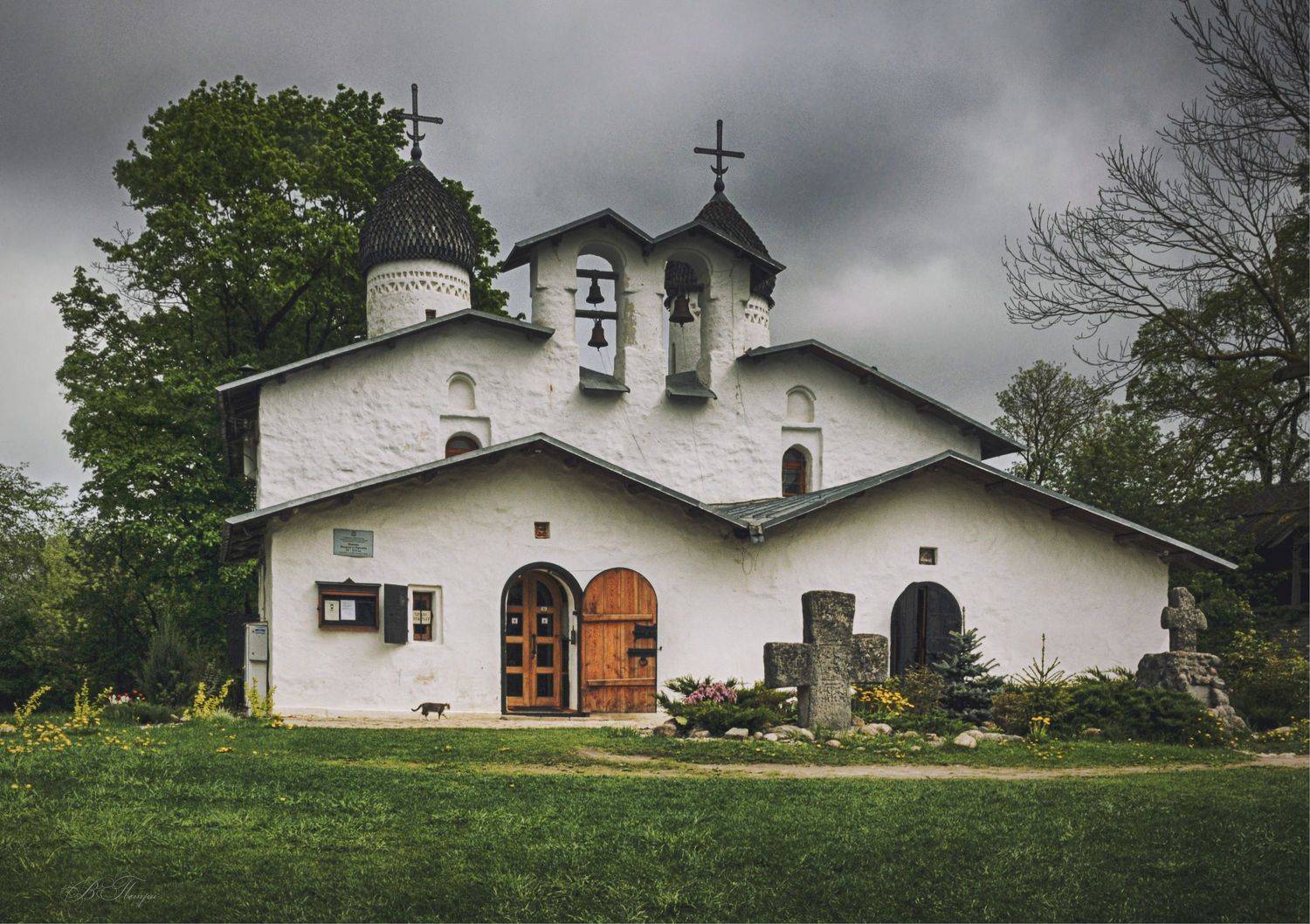 церковь звонница каменные кресты кошка, Вера Петри