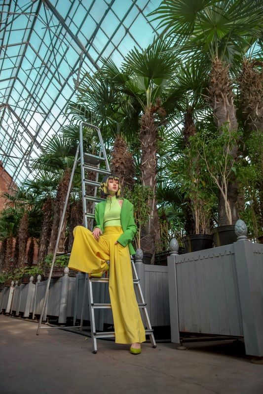 пальма, девушка, цвет, желтый, зелёный, красиво, портрет, лестница, тропики ? фото превью