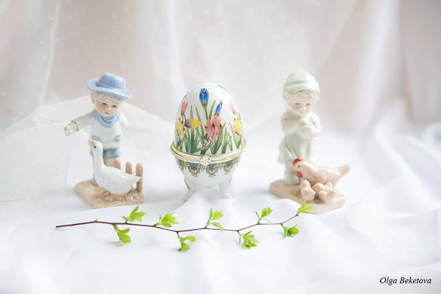 фигурки, яйцо, белыйфон, натюрморт, Бекетова Ольга