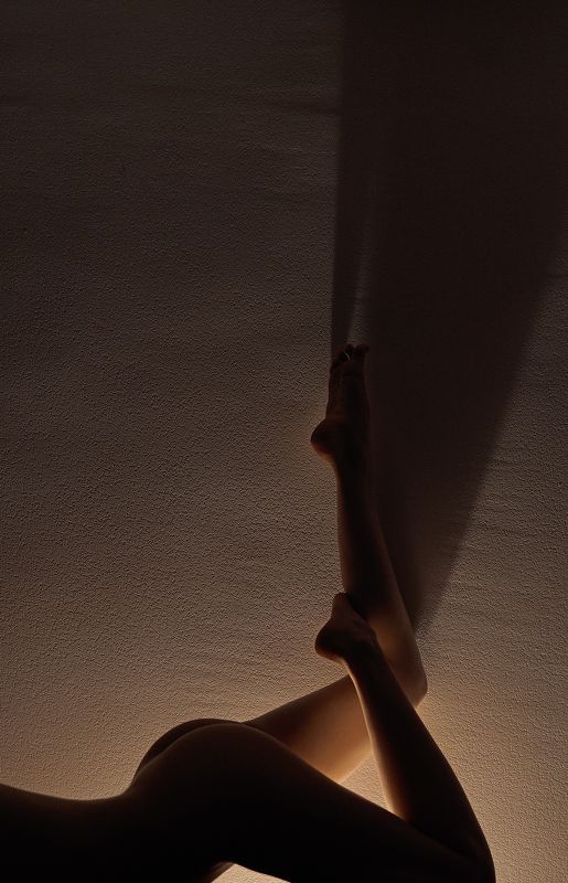 girl, nude, naked, at home, indoor, indoors, dark, lamp, light, wall, legs, foot, shadow, shadows, black, moscow, Ann фото превью