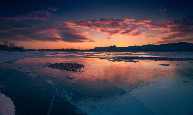 пейзаж, природа, рассвет, восход, зоря, облака, небо, дуга, багровые, красные, лед, снег, холод, мороз, енисей, красноярск, сибирь, путешествие, утро, зима, панорама, город, река Ветреное, ледяное, багровое, но все же доброе утро фото превью