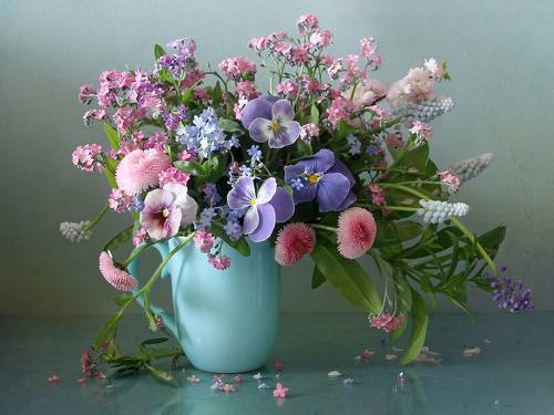 В ЗАСТЕНЧИВОМ ВАЛЬСЕ КРУЖАТ ПЕРВОЦВЕТЫ