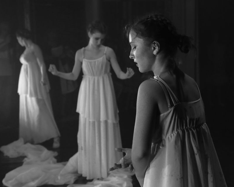 танец, девушка, чб Момент  фото превью